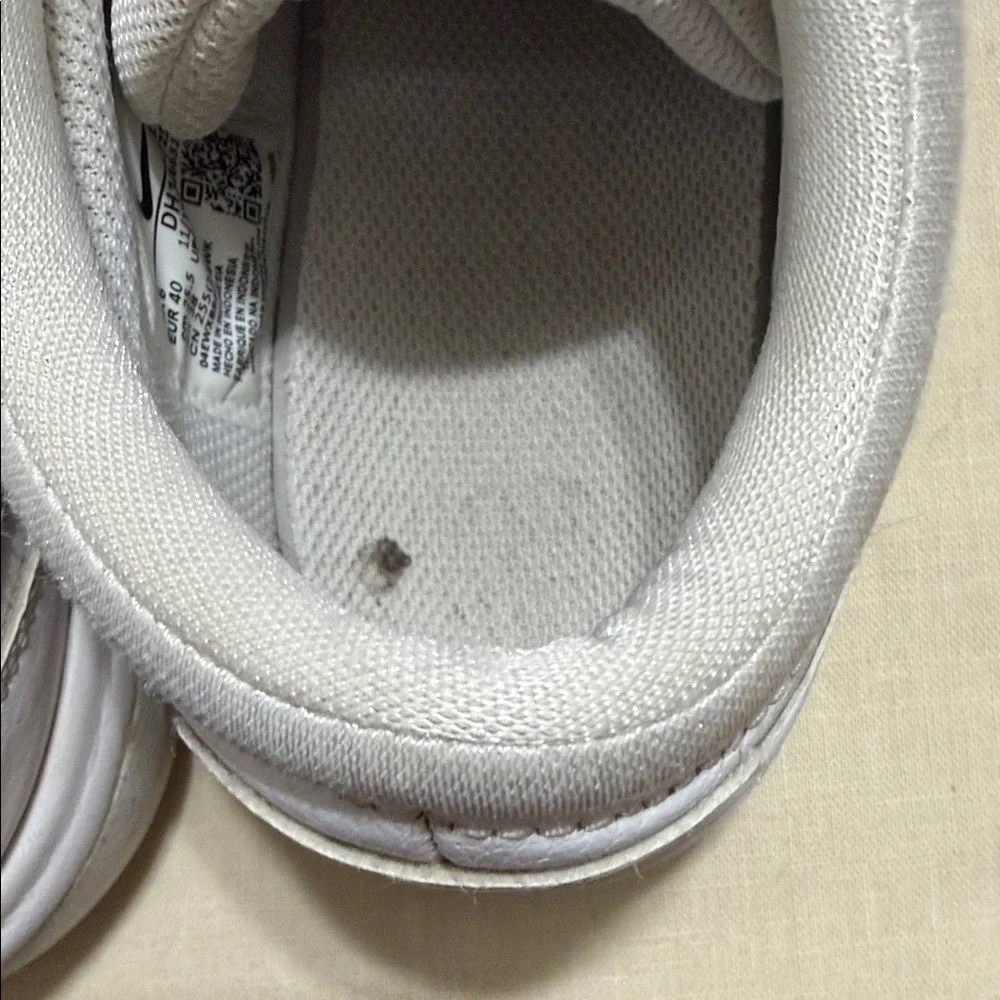 Nike Court Zoom Lite Women's White and Silver Sneakers, Size 8.5.